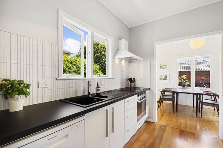 Photo of property in 1/115 Shakespeare Road, Milford, Auckland, 0620