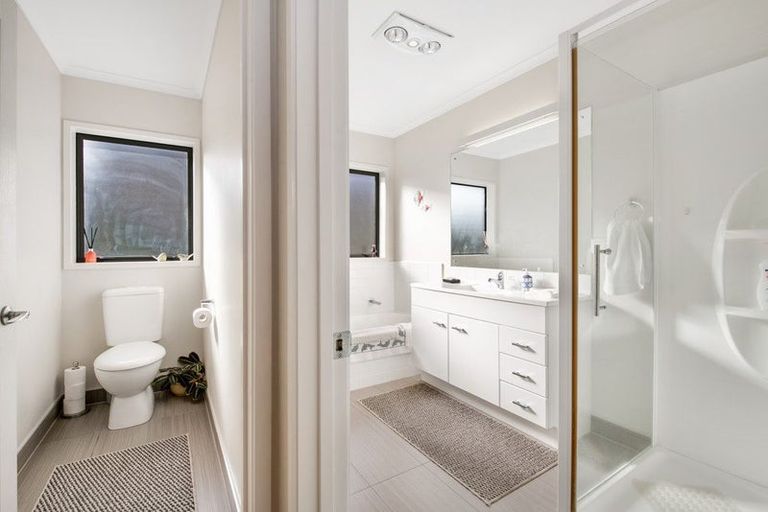 Photo of property in 16 Seamount Drive, Red Beach, 0932