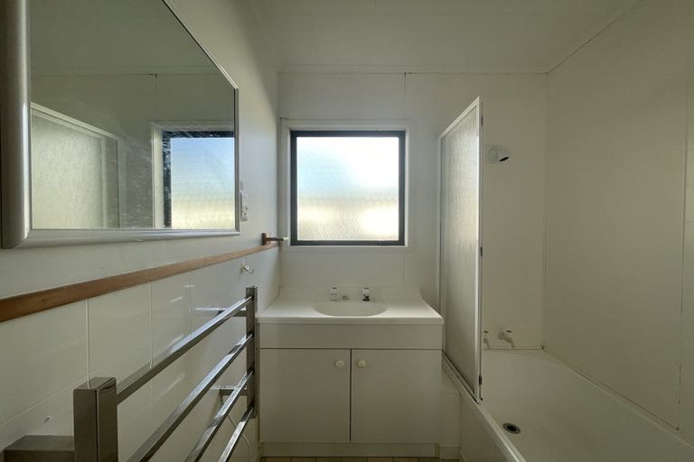 Photo of property in 1/94 Roberts Road, Te Atatu South, Auckland, 0610