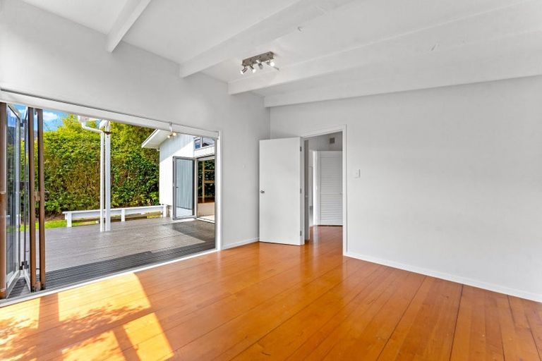 Photo of property in 42 Woodstock Road, Forrest Hill, Auckland, 0620