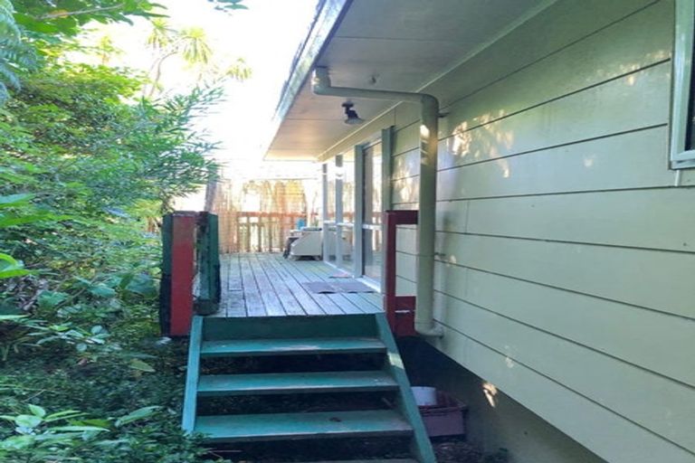 Photo of property in 28 Barker Rise, Northcross, Auckland, 0632