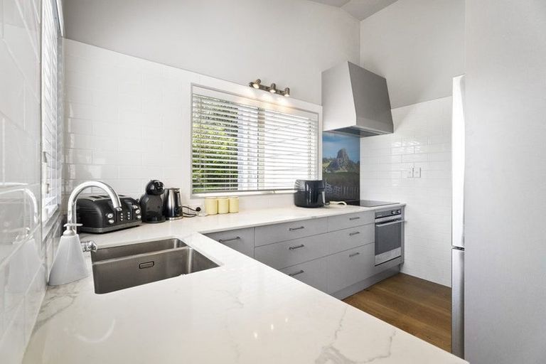 Photo of property in 1/28a Tamahere Drive, Glenfield, Auckland, 0629