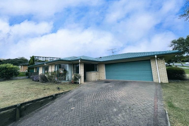 Photo of property in 1 Sunvista Avenue, Oteha, Auckland, 0632