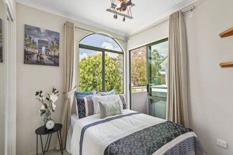 Photo of property in 28a Felgrove Street, Glendene, Auckland, 0602