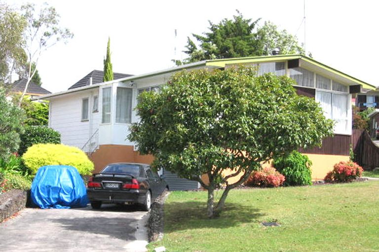 Photo of property in 16 Lydford Place, Glendene, Auckland, 0602