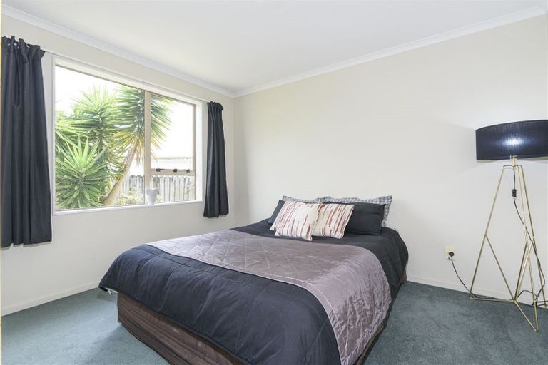 Photo of property in 8 Woodbank Drive, Glen Eden, Auckland, 0602