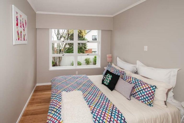 Photo of property in 3/166 East Coast Road, Forrest Hill, Auckland, 0620