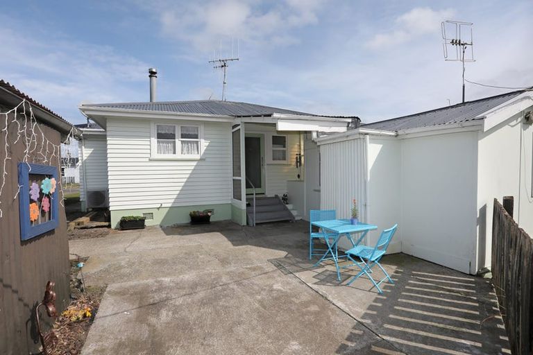 Photo of property in 25 Ngahina Street, Marton, 4710