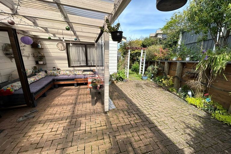 Photo of property in 1/98 Manhattan Heights, Glendene, Auckland, 0602