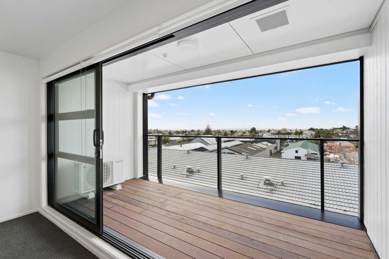 Photo of property in 1/4045f Great North Road, Glen Eden, Auckland, 0602