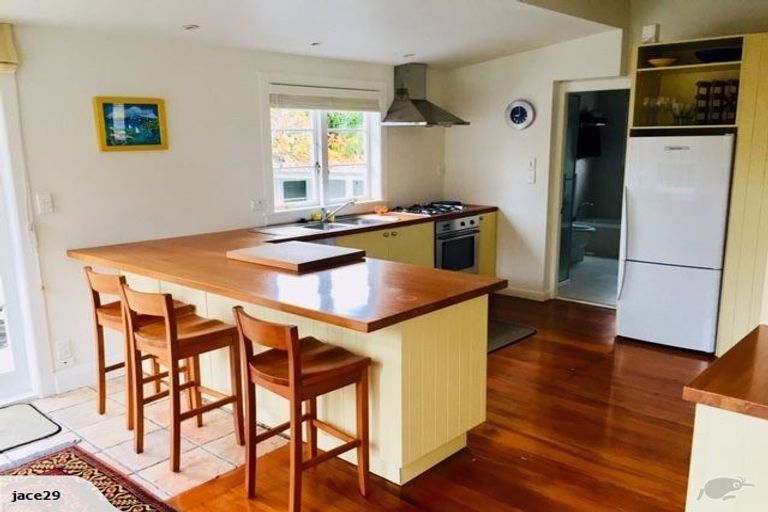 Photo of property in 10 Faulkner Road, Northcote Point, Auckland, 0627