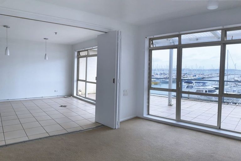 Photo of property in 16/15 Clearwater Cove, West Harbour, Auckland, 0618
