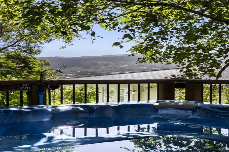 Photo of property in 39 Taylor Terrace, Tawa, Wellington, 5028