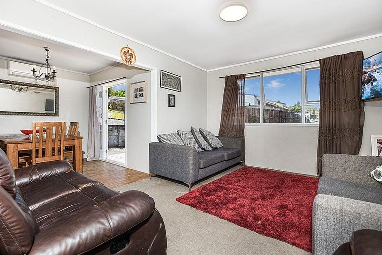 Photo of property in 86 Rosewarne Crescent, Glendene, Auckland, 0602