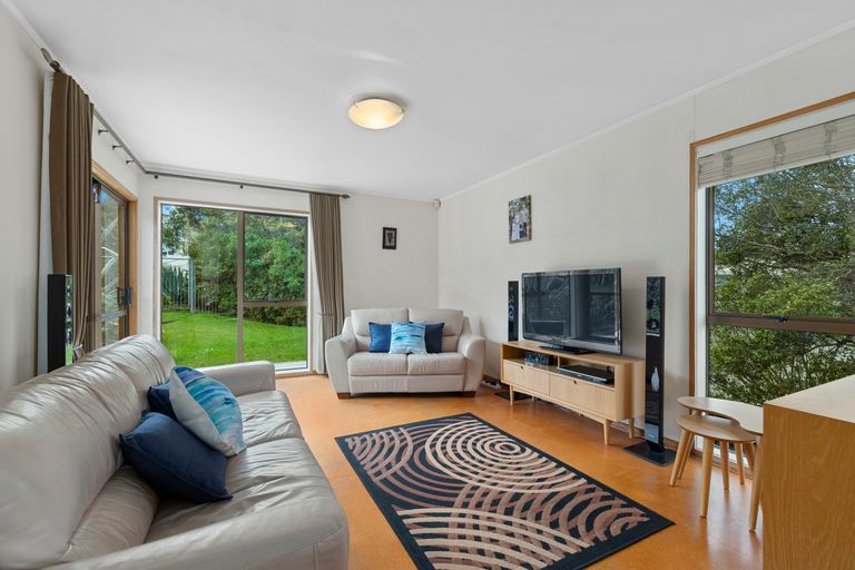 Photo of property in 24 Deverell Place, Northcross, Auckland, 0632