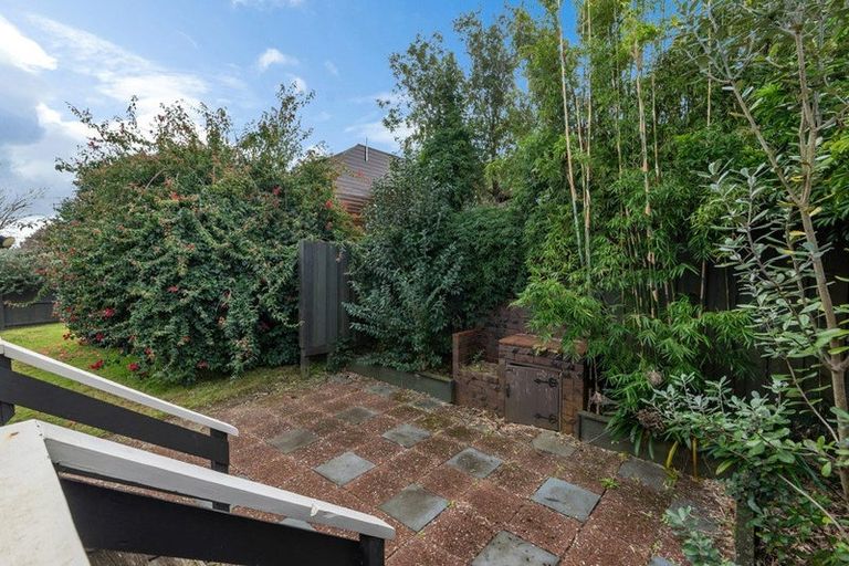Photo of property in 3 Trevone Place, Forrest Hill, Auckland, 0620