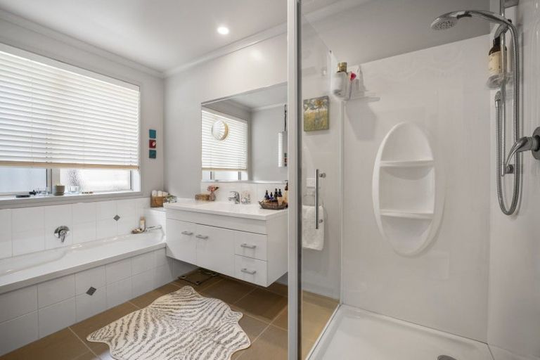 Photo of property in 2 Barometer Way, Pyes Pa, Tauranga, 3112