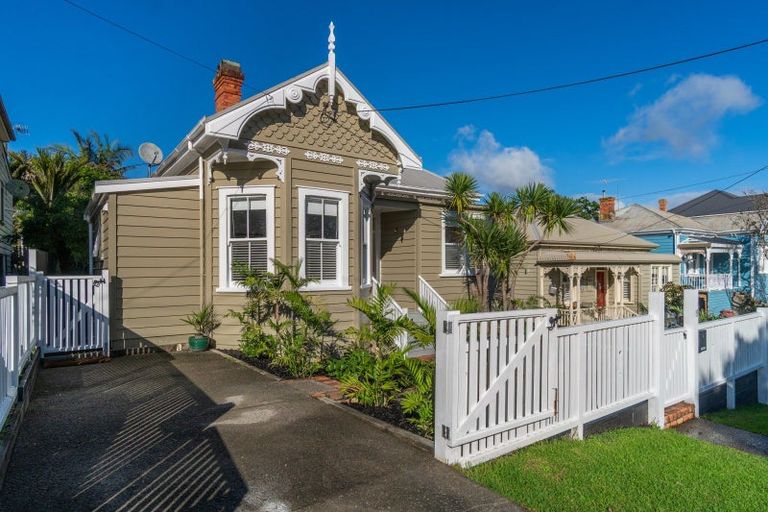 Photo of property in 15 Saint Leonards Road, Devonport, Auckland, 0624