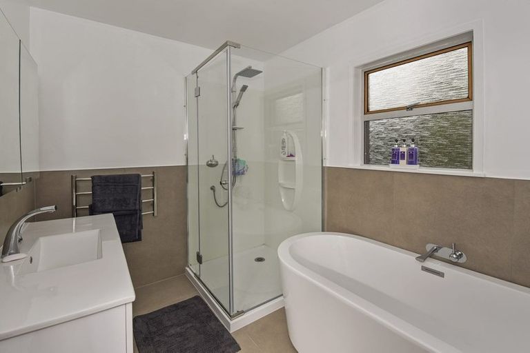 Photo of property in 2/240 Forrest Hill Road, Forrest Hill, Auckland, 0620