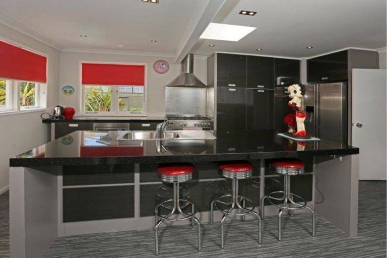 Photo of property in 11 Pine Avenue, Henderson, Auckland, 0612