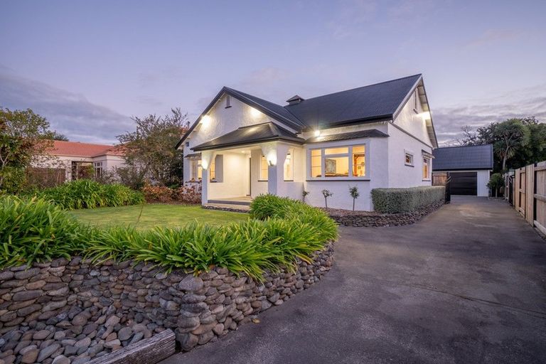 Photo of property in 12 Phoenix Avenue, Hokowhitu, Palmerston North, 4410