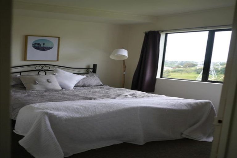 Photo of property in 14 Longview Rise, Massey, Auckland, 0614