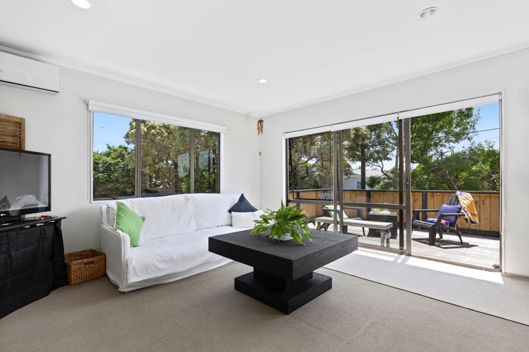 Photo of property in 13a Red Beach Road, Red Beach, 0932