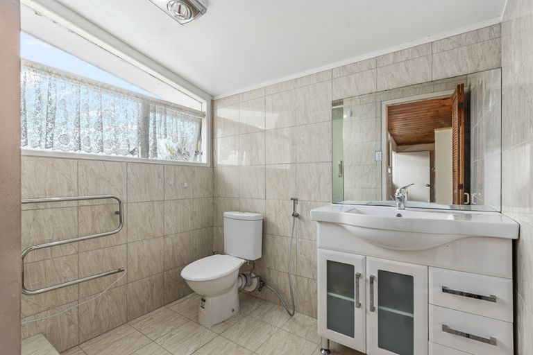 Photo of property in 2 Coburg Street, Henderson, Auckland, 0612