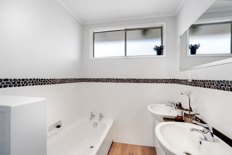 Photo of property in 35 Whaka Street, Maungaturoto, 0520