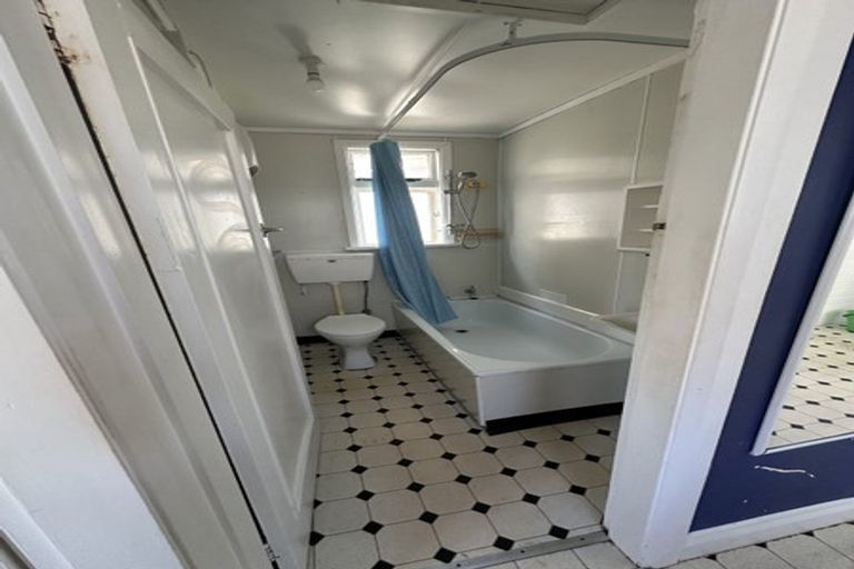 Photo of property in 75 Apu Crescent, Lyall Bay, Wellington, 6022