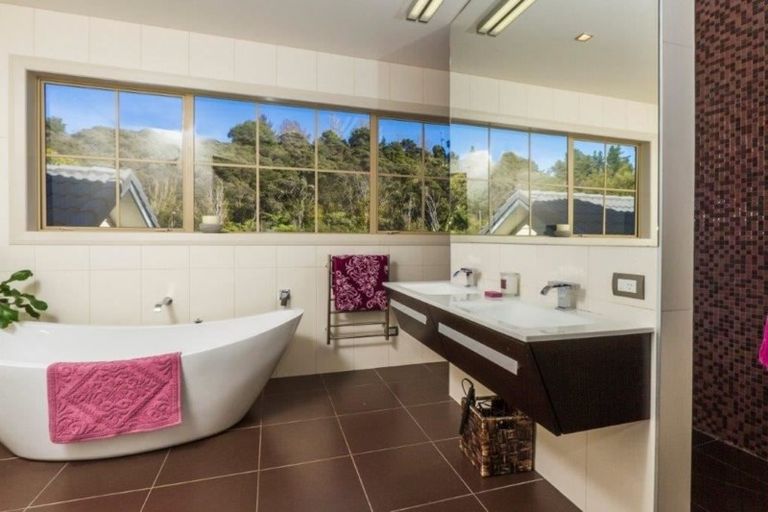 Photo of property in 121 Wade River Road, Stanmore Bay, Whangaparaoa, 0932