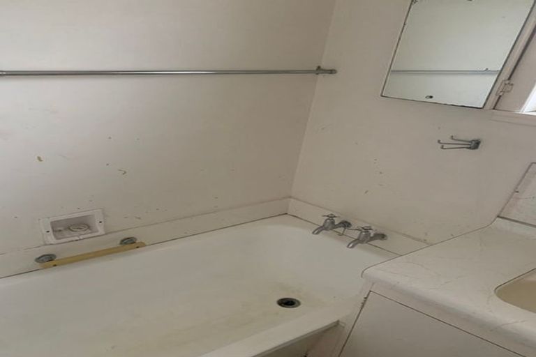 Photo of property in 3a Deuxberry Avenue, Northcote, Auckland, 0627