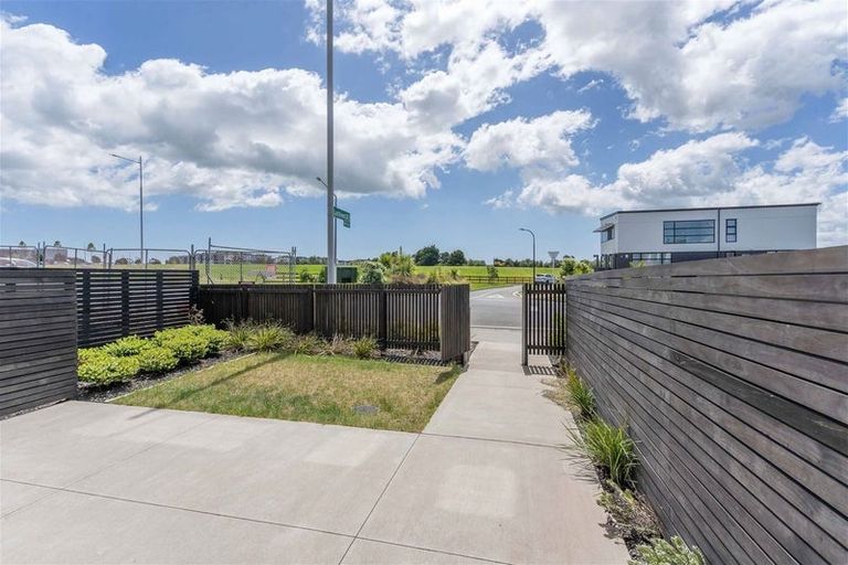 Photo of property in 463 Hobsonville Road, Hobsonville, Auckland, 0616