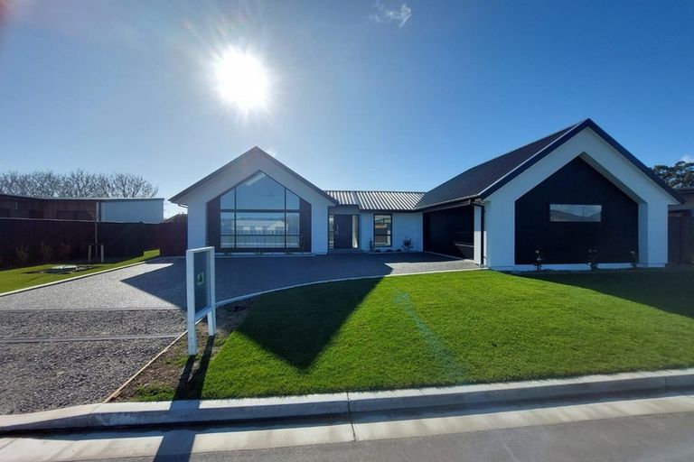 Photo of property in 21 Irvines Track, Halswell, Christchurch, 8025