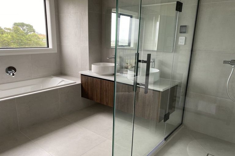 Photo of property in 40 Paparahi Place, Wainui, 0992