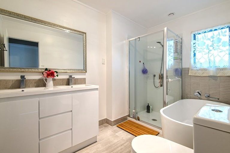 Photo of property in 8 De Quincey Terrace, Highland Park, Auckland, 2010