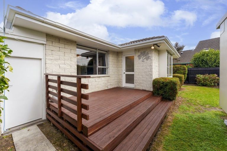 Photo of property in 2/17b Prestons Road, Redwood, Christchurch, 8051