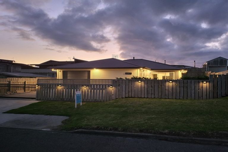 Photo of property in 18 Marine Parade South, Foxton Beach, Foxton, 4815