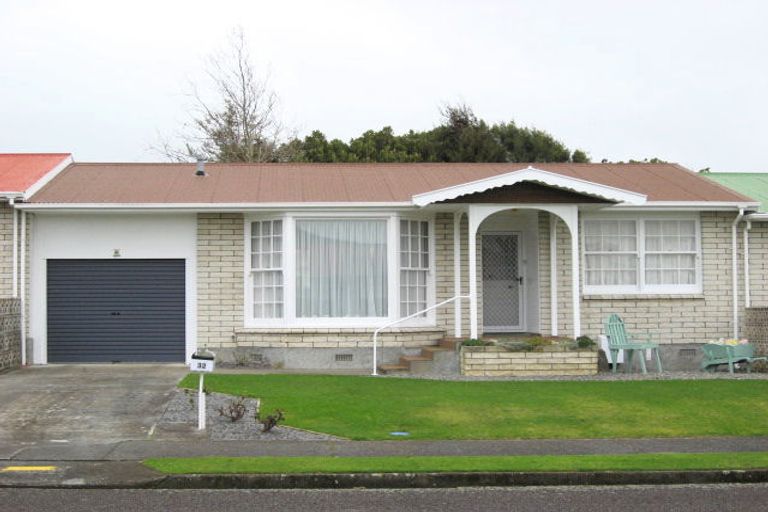 Photo of property in 32 Karaka Crescent, Levin, 5510