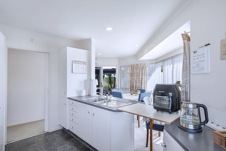 Photo of property in 2 Sunset Close, Western Heights, Hamilton, 3200