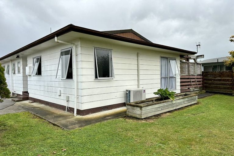 Photo of property in 24 Suzanne Grove, Kelvin Grove, Palmerston North, 4414