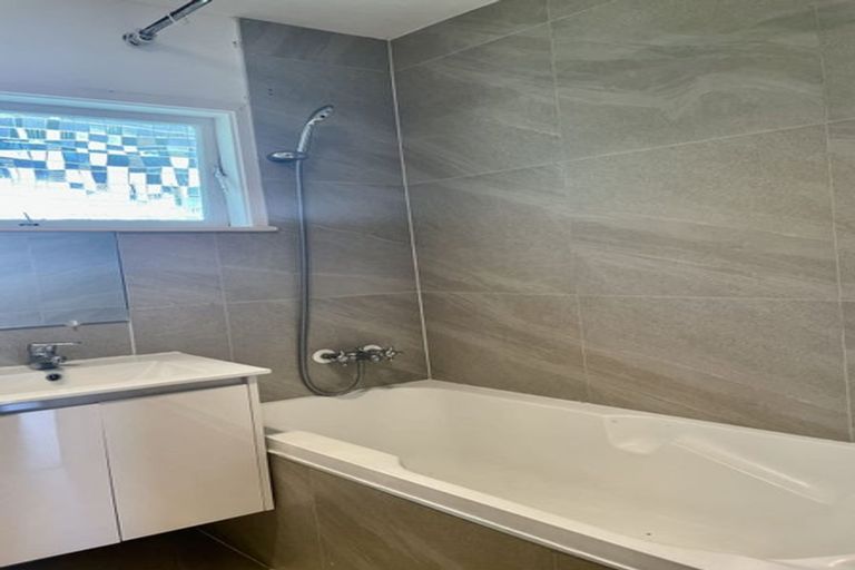 Photo of property in 2/59 Ayton Drive, Totara Vale, Auckland, 0629