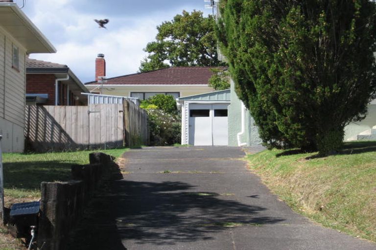 Photo of property in 12 Bishop Street, Green Bay, Auckland, 0604