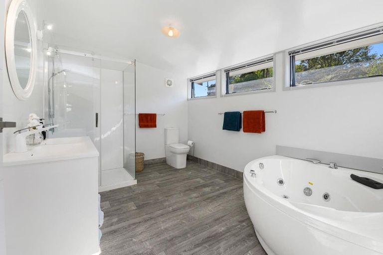 Photo of property in 70b Grand Vue Road, Kawaha Point, Rotorua, 3010