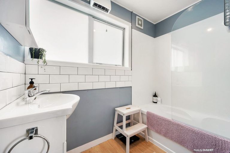 Photo of property in 12 Middlesex Place, Northland, Wellington, 6012