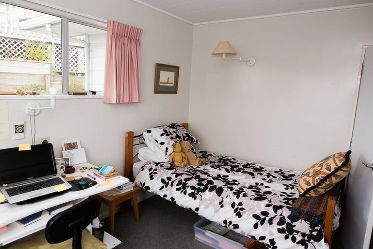 Photo of property in 15 Gloaming Hill, Titahi Bay, Porirua, 5022