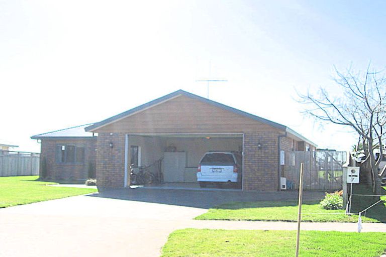 Photo of property in 5 Waipuna Place, Rototuna, Hamilton, 3210