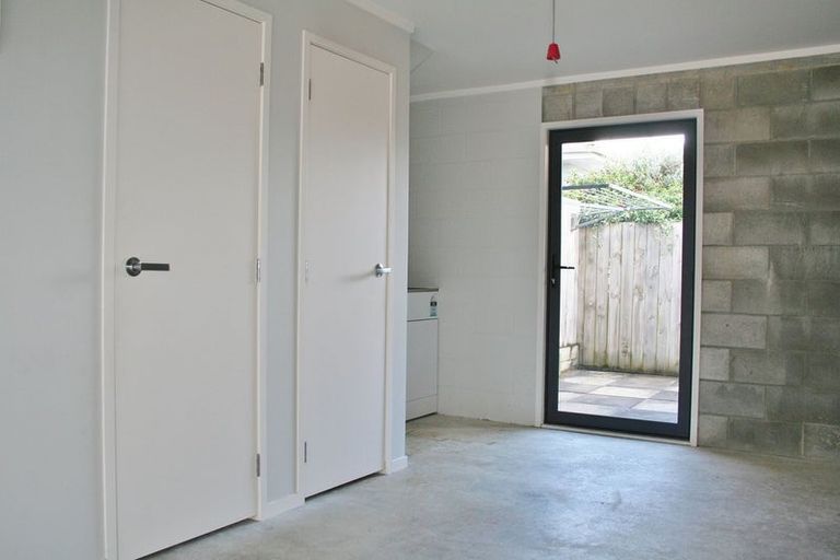 Photo of property in 16a Woodall Place, Totara Vale, Auckland, 0627