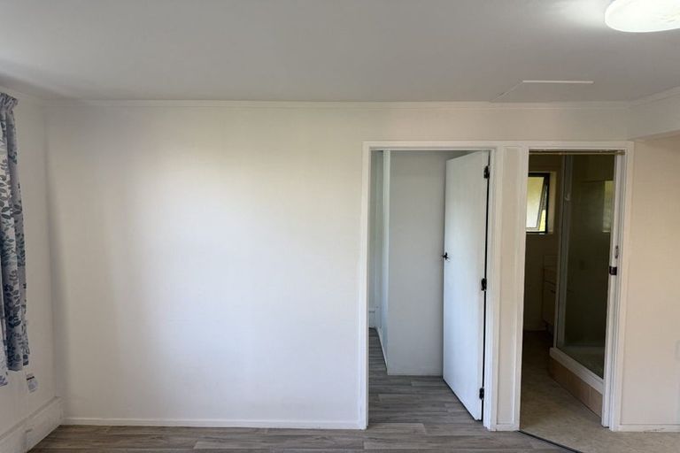Photo of property in 14 Heather Place, Sunnynook, Auckland, 0620