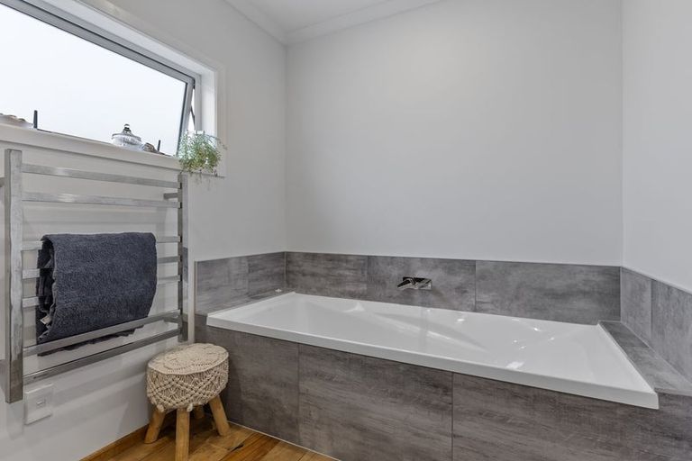 Photo of property in 325 Richmond Road, Lepperton, New Plymouth, 4373